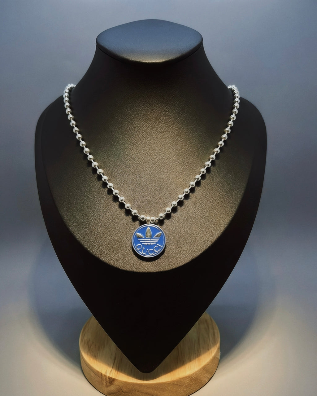 Gucci x adidas Collana con Pendente Trefoil in Smalto Blu