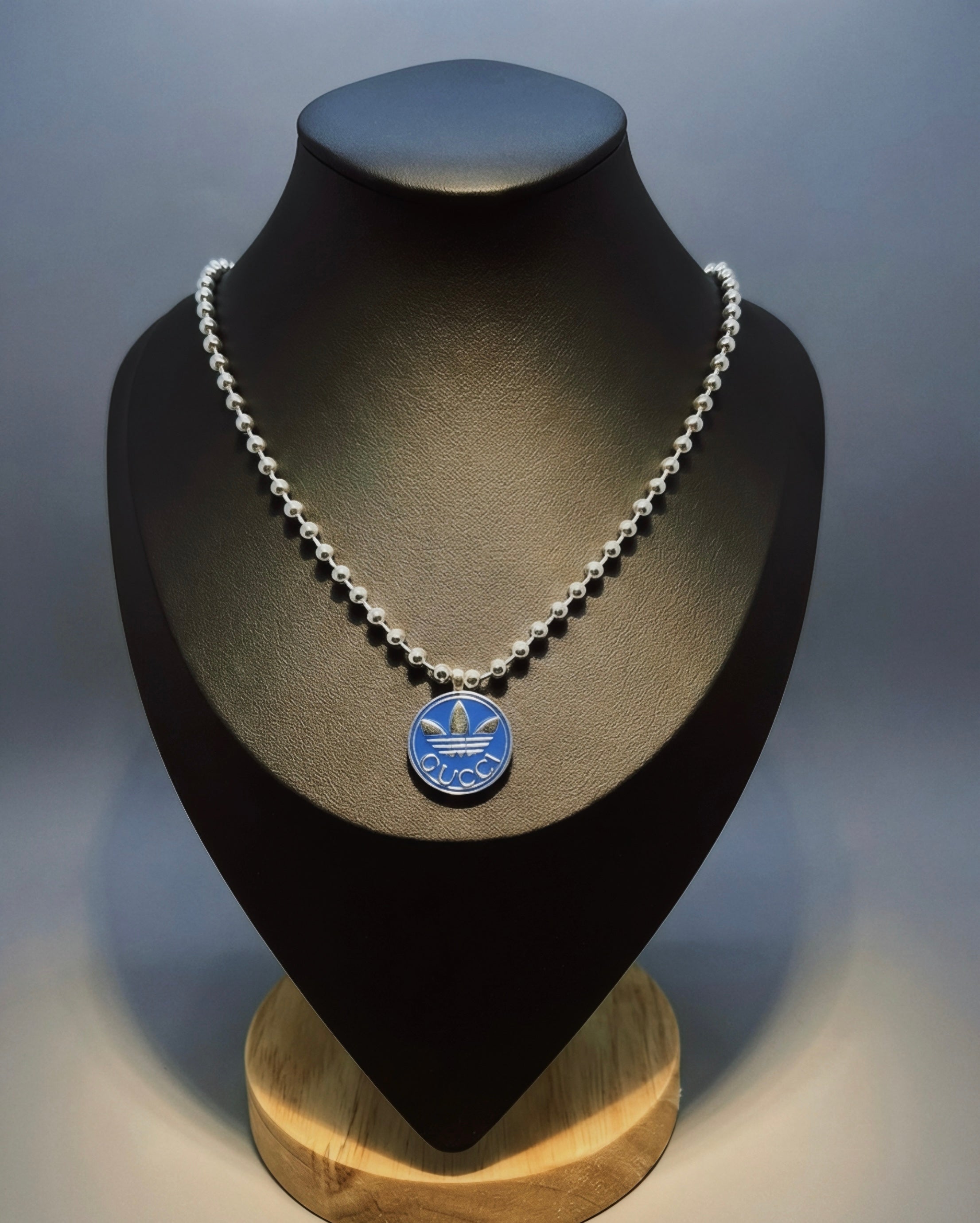 Gucci x adidas Collana con Pendente Trefoil in Smalto Blu