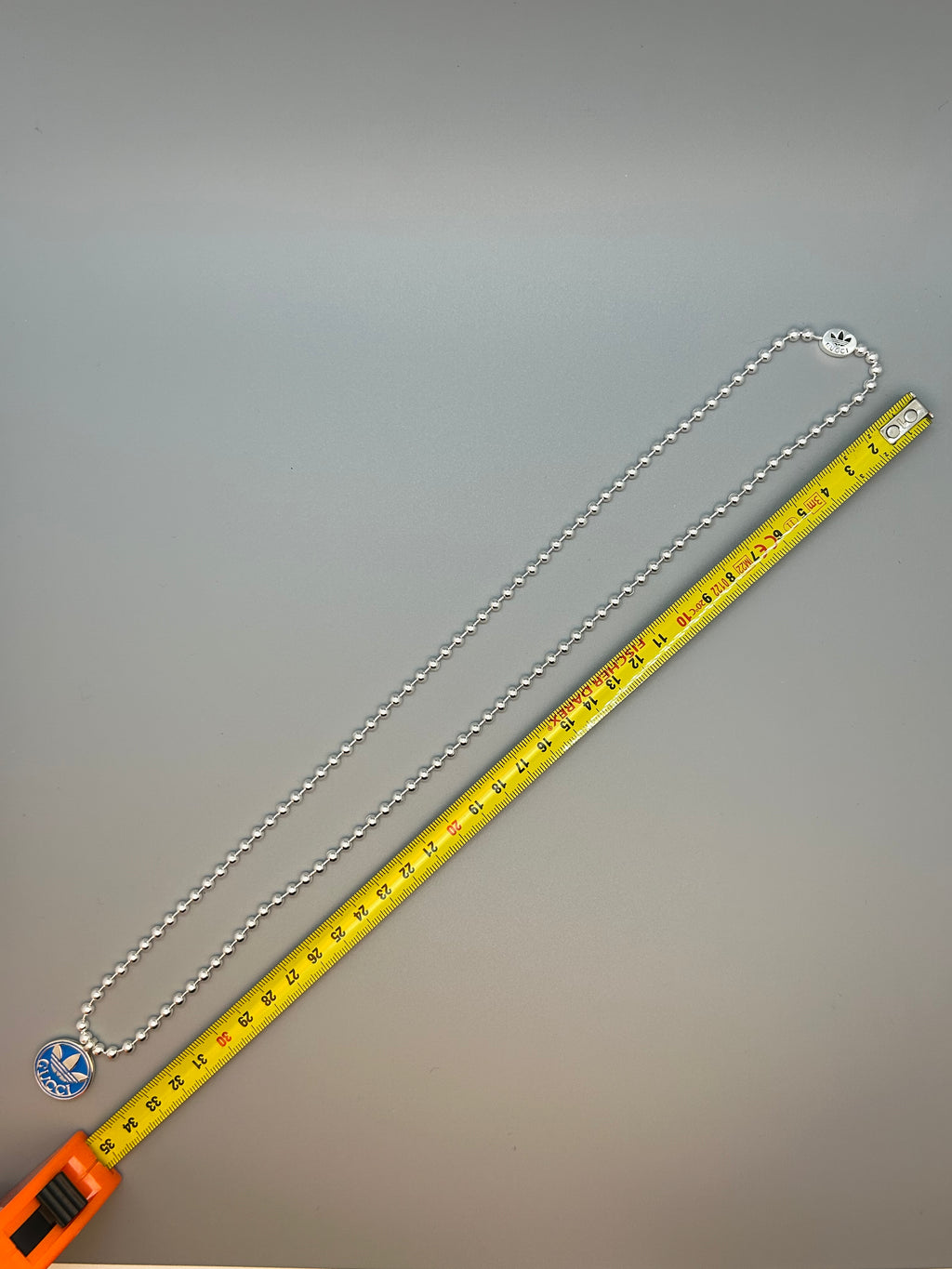 Gucci x adidas Collana con Pendente Trefoil in Smalto Blu