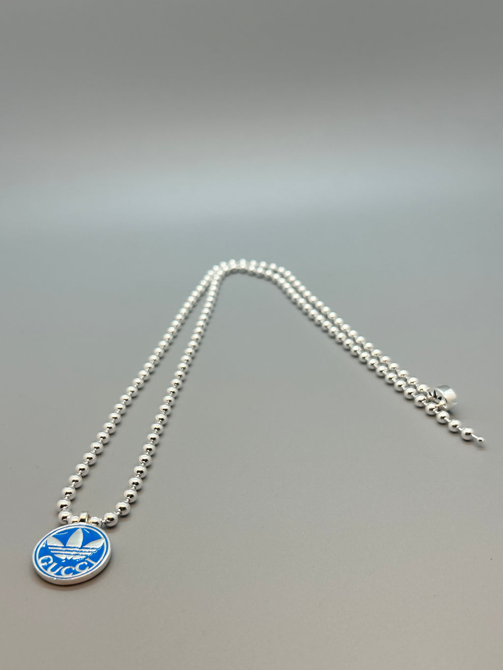 Gucci x adidas Collana con Pendente Trefoil in Smalto Blu