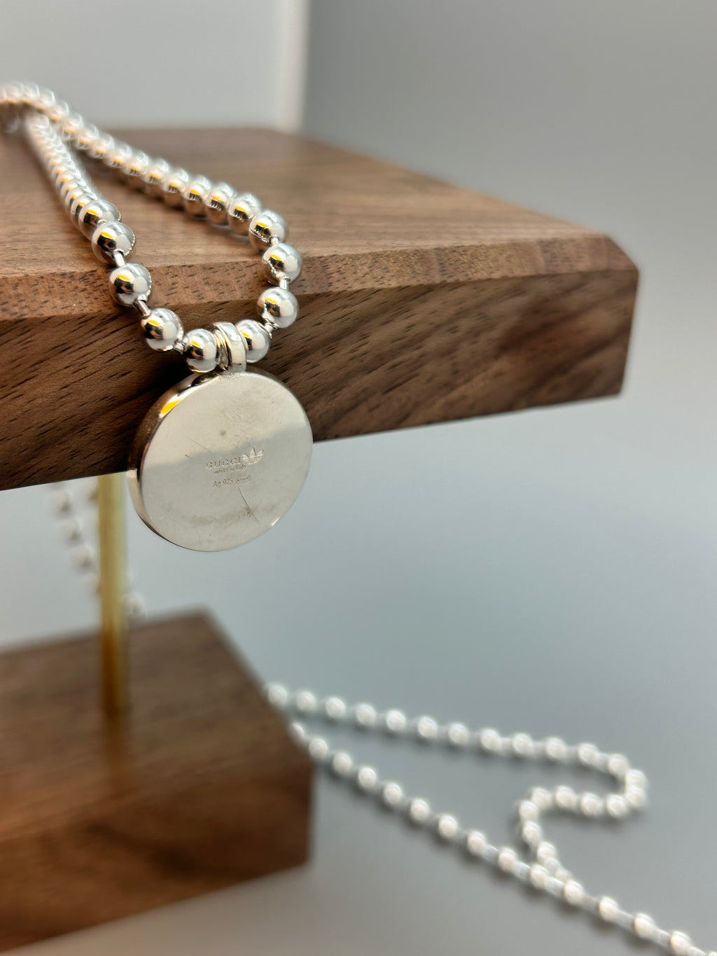 Gucci x adidas Collana con Pendente Trefoil in Smalto Blu