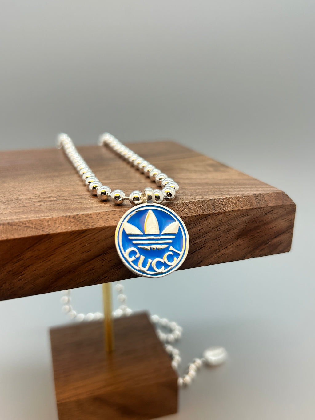 Gucci x adidas Collana con Pendente Trefoil in Smalto Blu