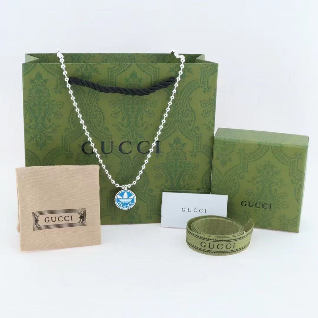 Gucci x adidas Collana con Pendente Trefoil in Smalto Blu