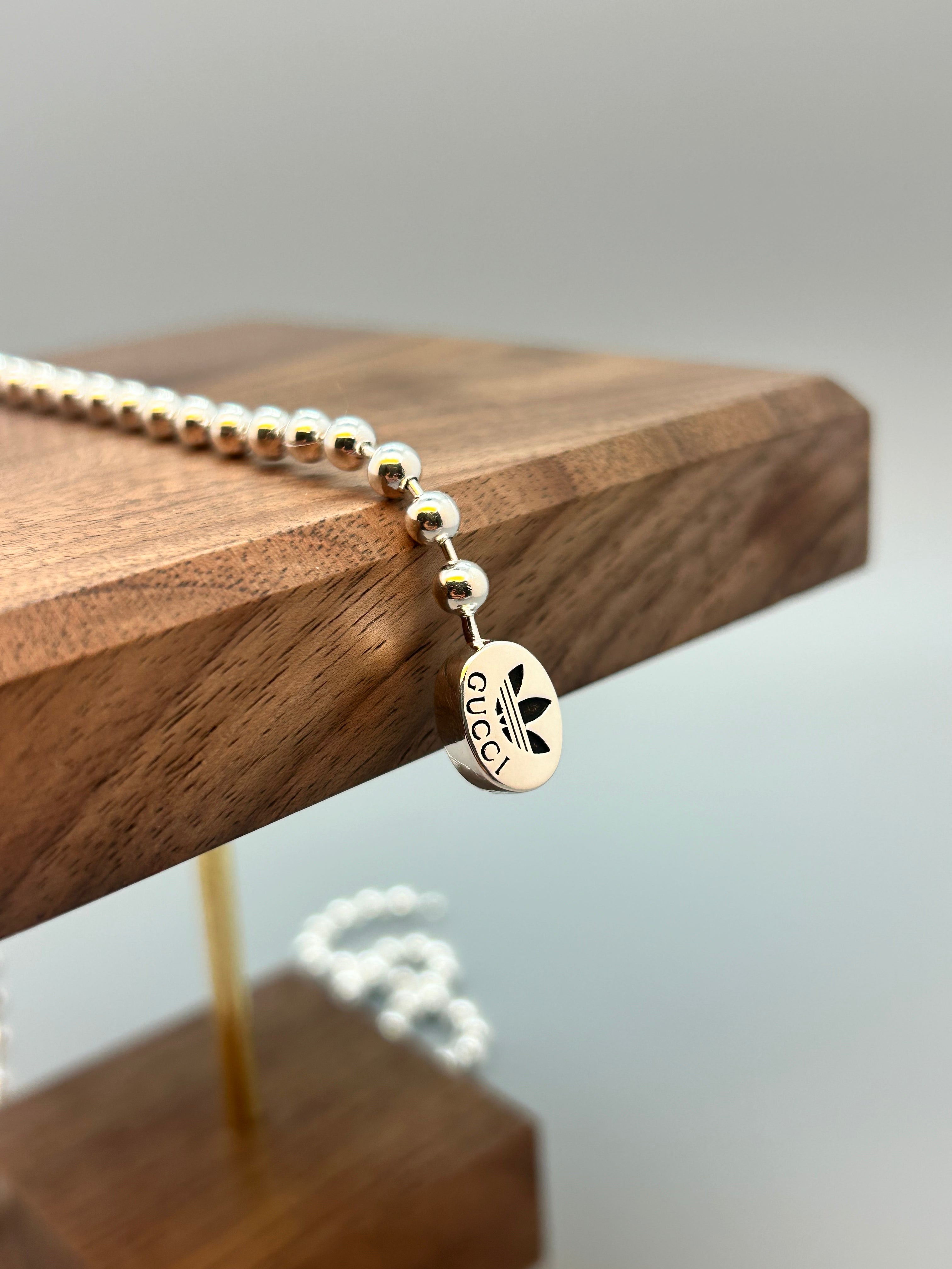 Gucci x adidas Collana con Pendente Trefoil in Smalto Blu